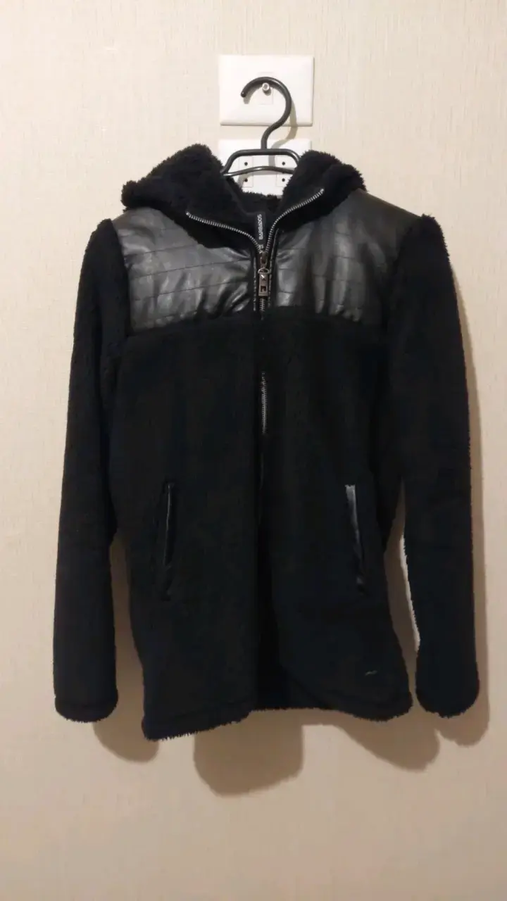 Chaqueta negra con capucha y detalles de ecocuero