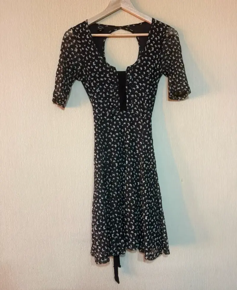 Vestido negro con estampado de mariposas
