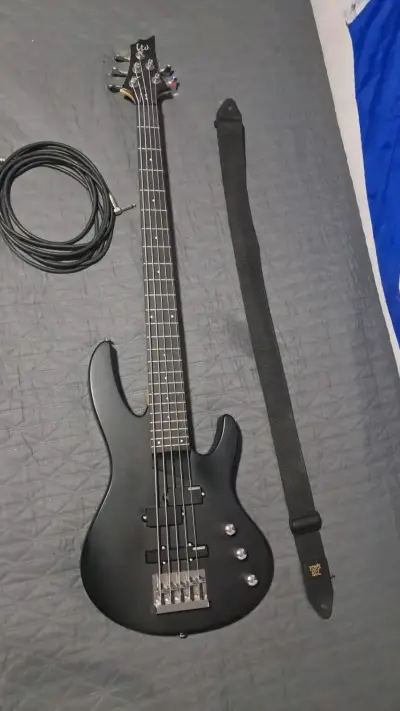 Bajo eléctrico LTD negro con accesorios - miniatura 1