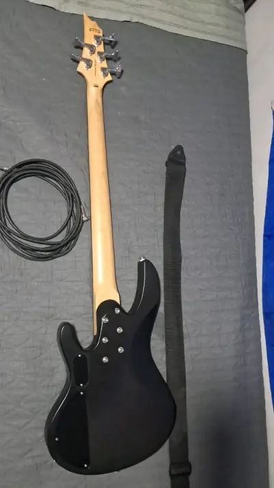Bajo eléctrico LTD negro con accesorios - miniatura 2