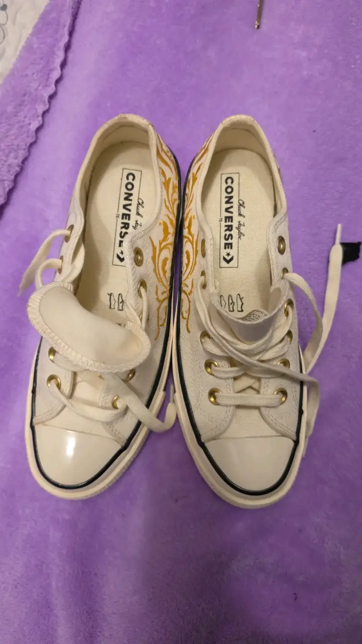 Zapatillas Converse blancas con diseño dorado - 1