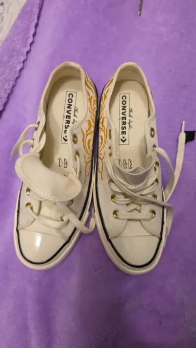 Zapatillas Converse blancas con diseño dorado - miniatura 1