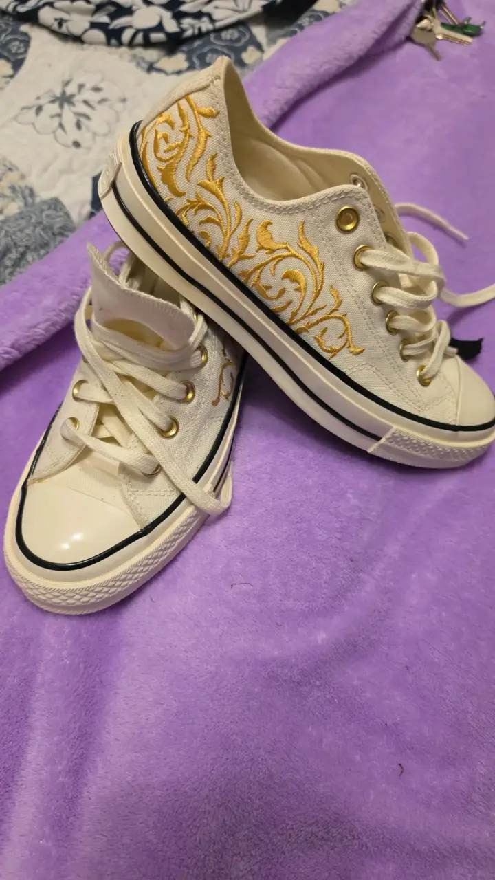 Zapatillas Converse blancas con diseño dorado - 2