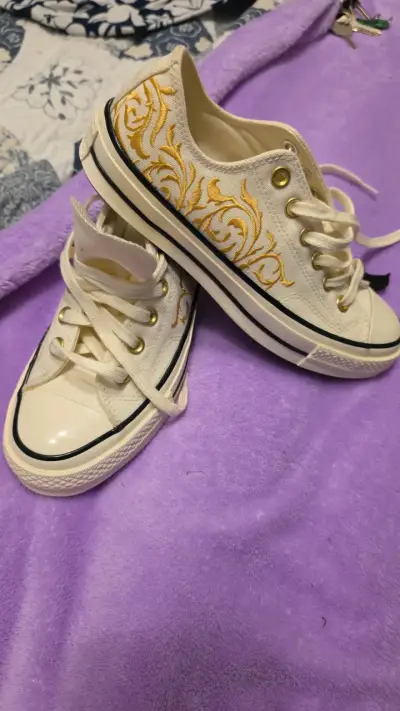 Zapatillas Converse blancas con diseño dorado - miniatura 2