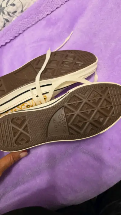Zapatillas Converse blancas con diseño dorado - miniatura 3