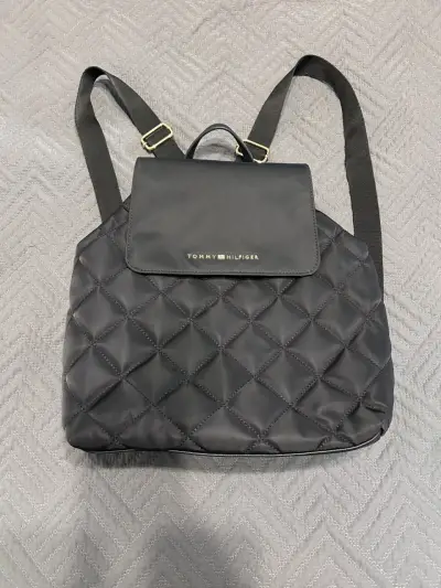 Mochila Tommy Hilfiger negra acolchada - miniatura 1