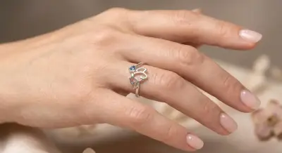 Anillo de plata con diseño de mariposa y corazón - miniatura 1