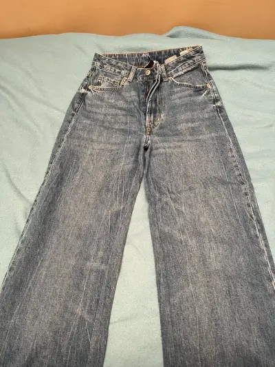 Jeans de mezclilla azul para mujer - miniatura 1