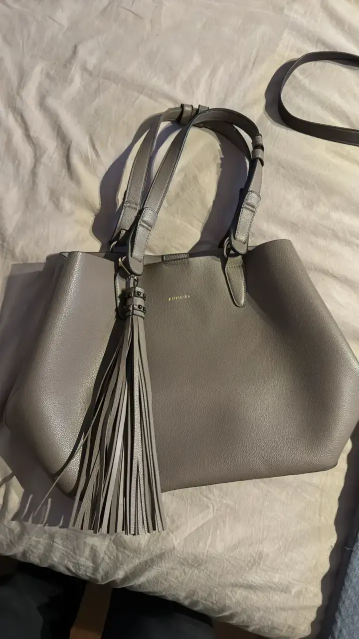 Cartera más llavero con flecos
