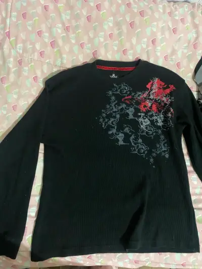 Polera manga larga negra con diseño gráfico - miniatura 1