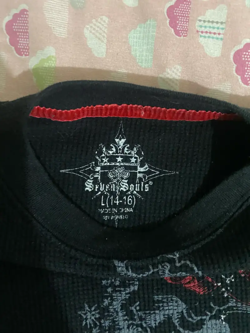 Polera manga larga negra con diseño gráfico - 2