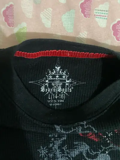 Polera manga larga negra con diseño gráfico - miniatura 2