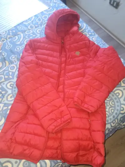 Chaqueta acolchada roja con capucha - miniatura 1