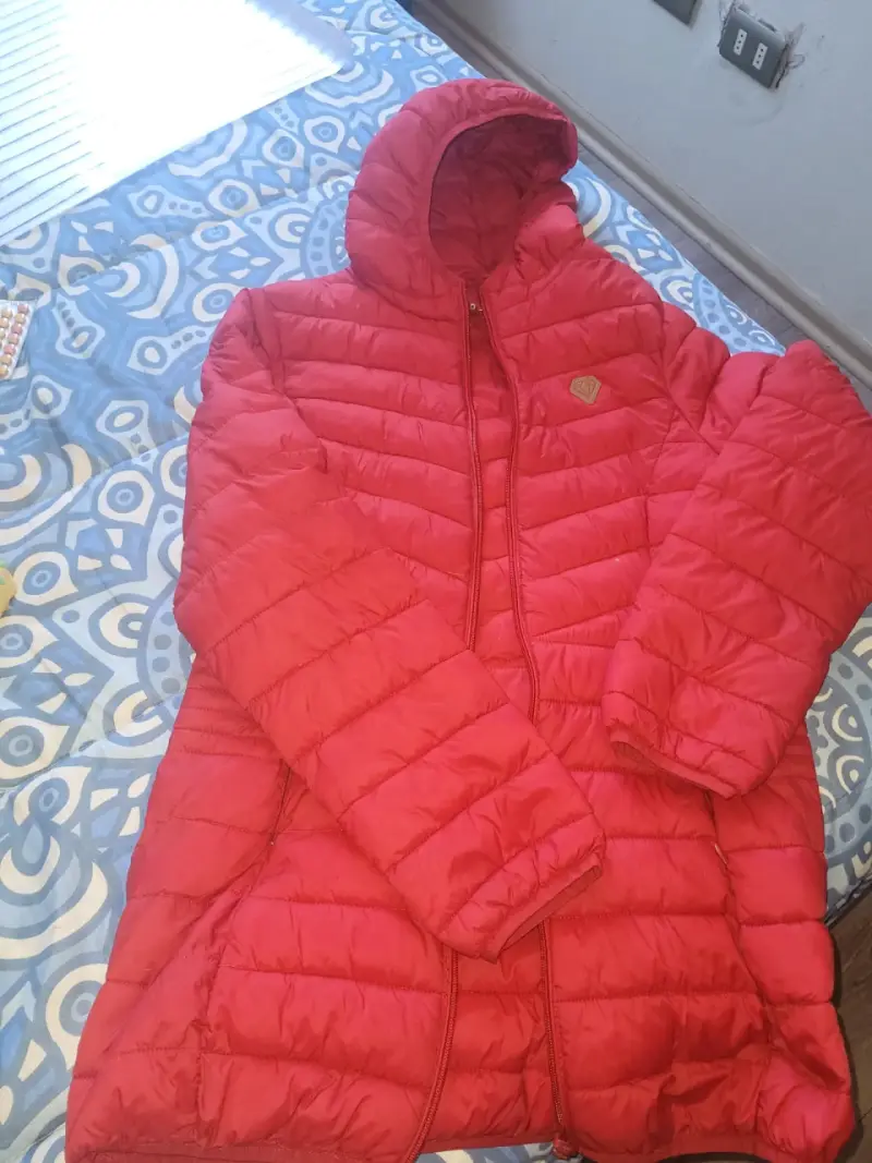 Chaqueta acolchada roja con capucha - 2