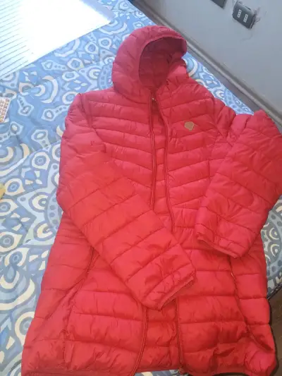 Chaqueta acolchada roja con capucha - miniatura 2