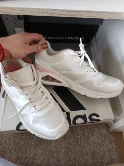 Zapatillas Skechers blancas con detalles rosados - miniatura 1