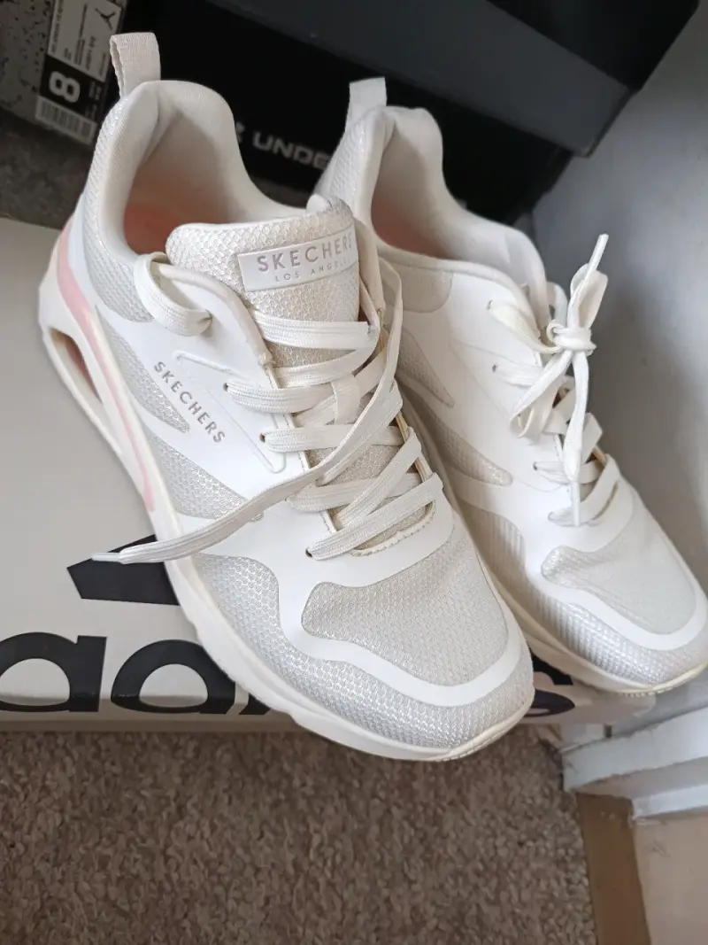 Zapatillas Skechers blancas con detalles rosados - 2