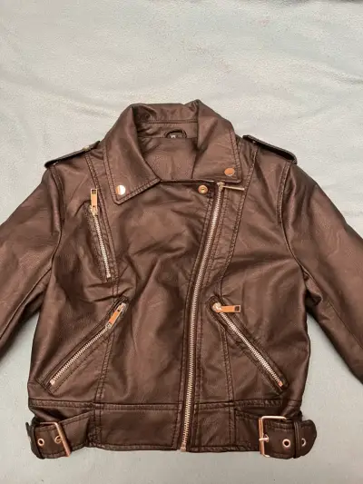 Chaqueta de ecocuero negra estilo biker - miniatura 1