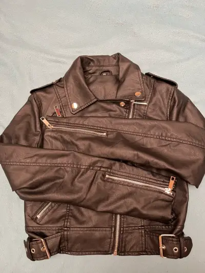 Chaqueta de ecocuero negra estilo biker - miniatura 2