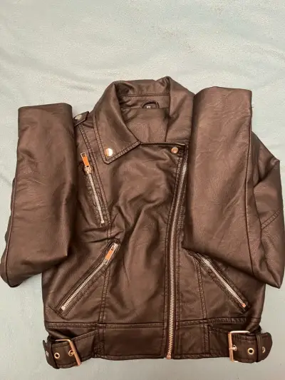 Chaqueta de ecocuero negra estilo biker - miniatura 3