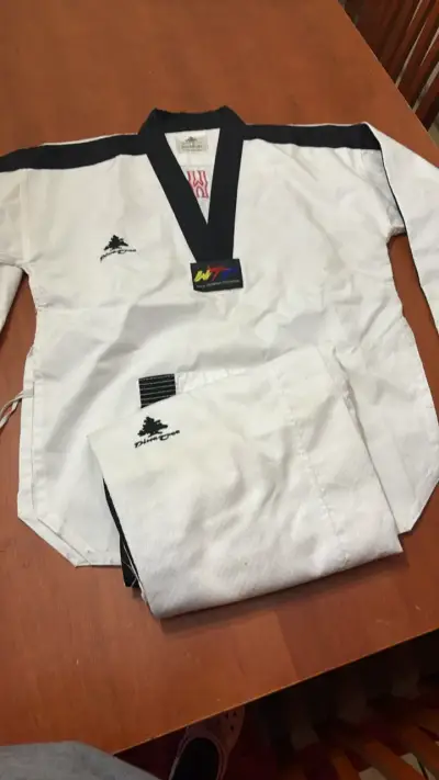 Dobok de taekwondo Daedo blanco y negro - miniatura 1
