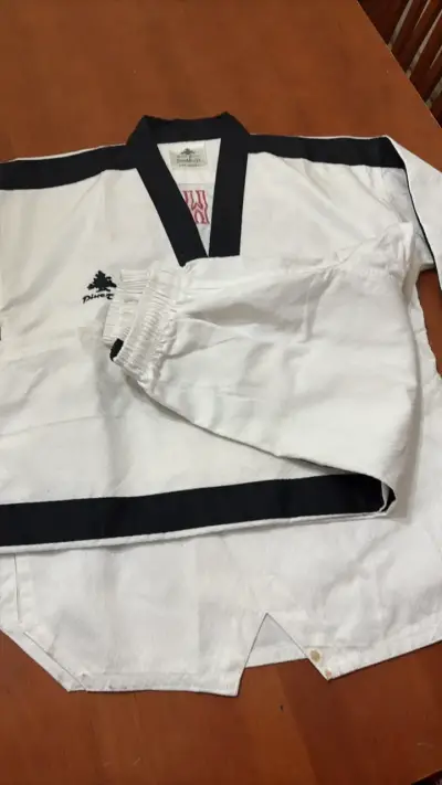 Dobok de taekwondo Daedo blanco y negro - miniatura 3