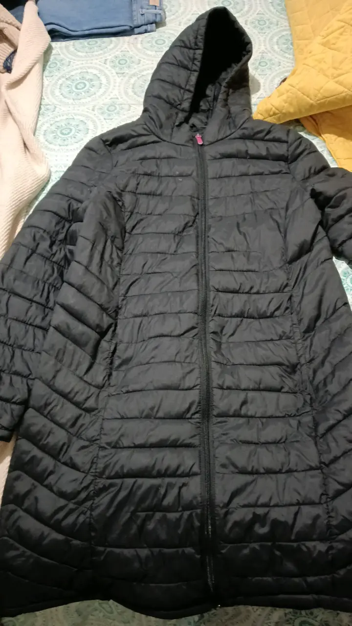 Parka negra ultra liviana con capucha - 1