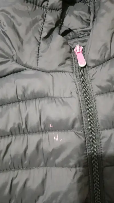 Parka negra ultra liviana con capucha - miniatura 2