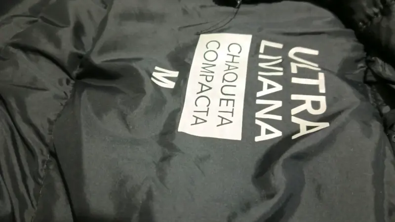 Parka negra ultra liviana con capucha - 3