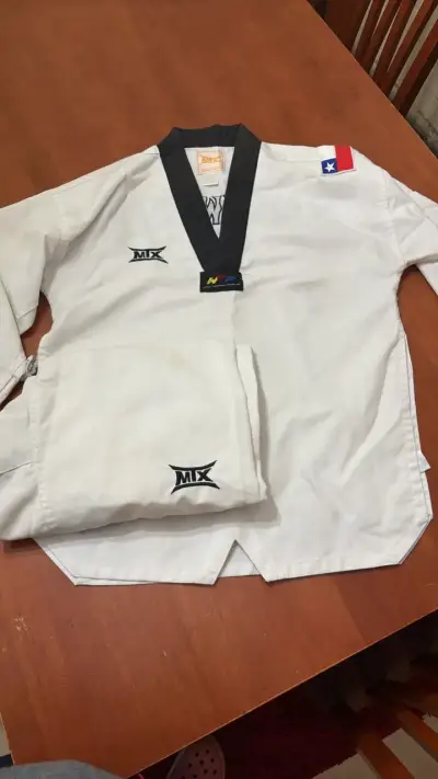Dobok de taekwondo MIX con cuello negro - miniatura 1