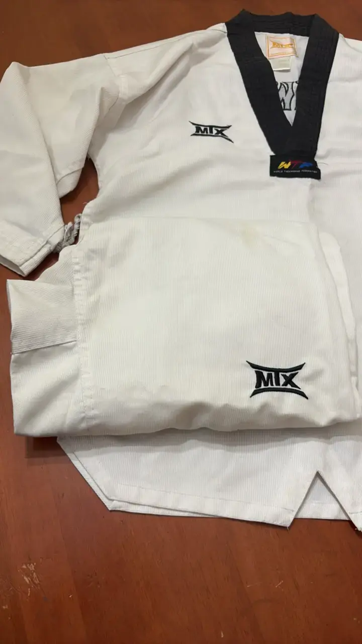 Dobok de taekwondo MIX con cuello negro - 3