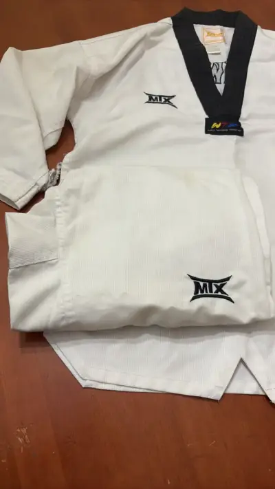 Dobok de taekwondo MIX con cuello negro - miniatura 3