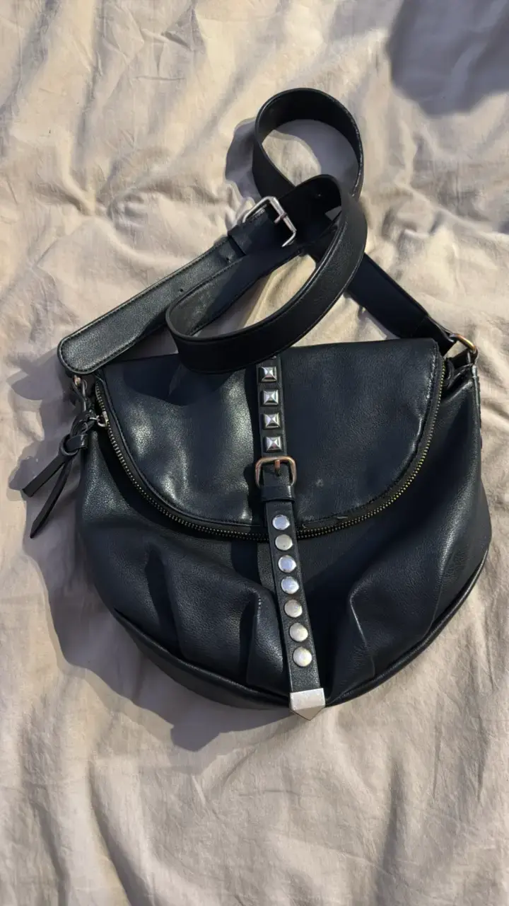 Cartera de cuero negra con tachas