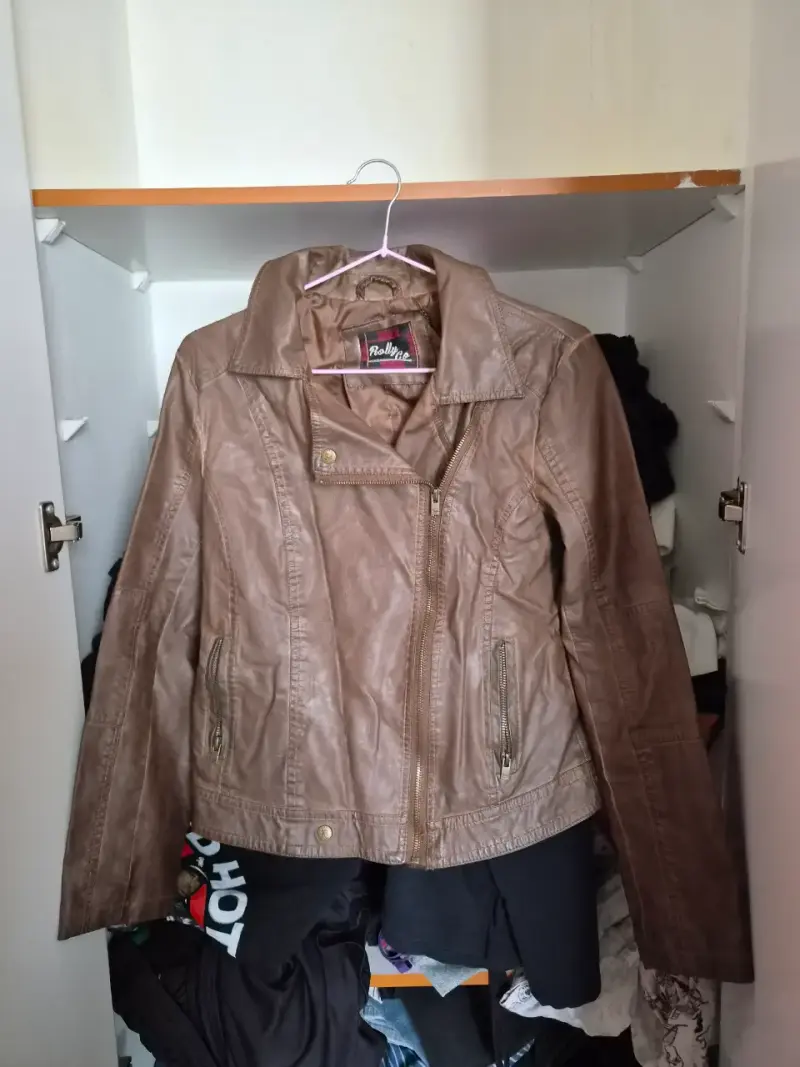 Chaqueta de cuero sintético café para mujer