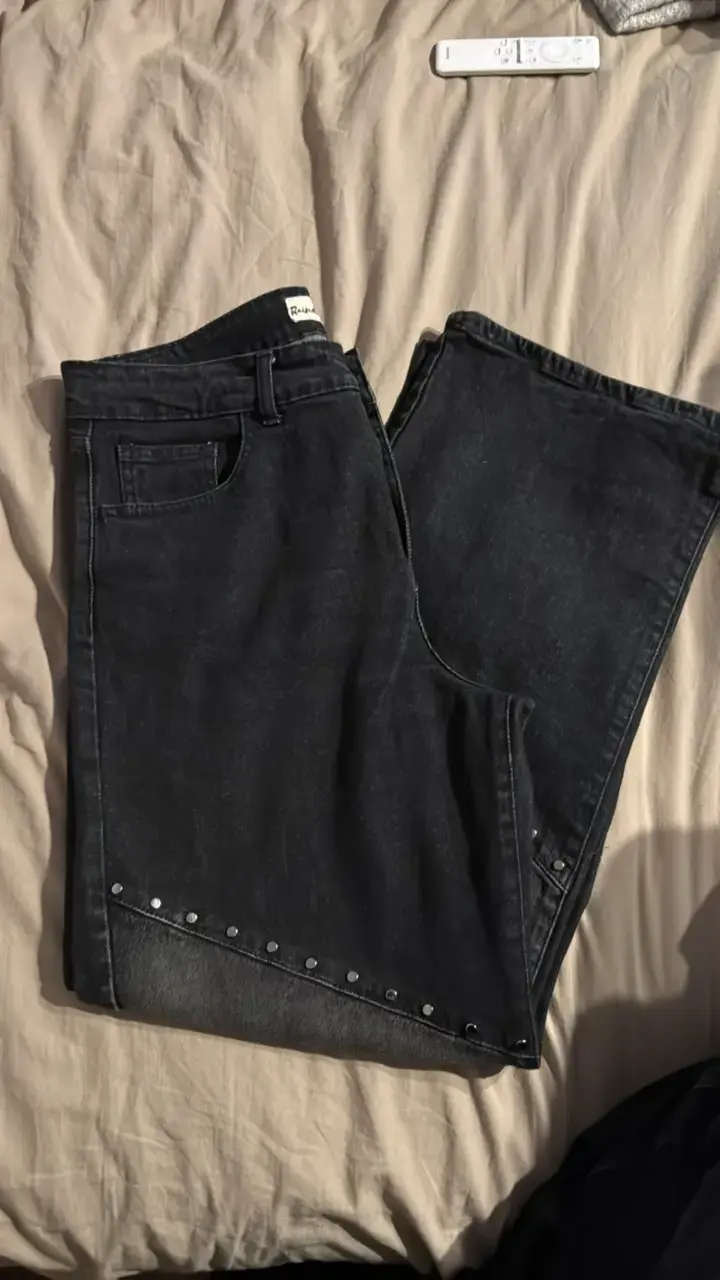 Jeans raindoor negros con tachas para mujer