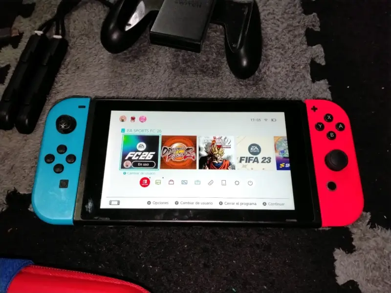 Consola Nintendo Switch con Joy-Con azul y rojo - 1