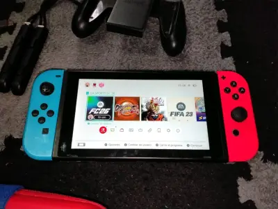 Consola Nintendo Switch con Joy-Con azul y rojo - miniatura 1