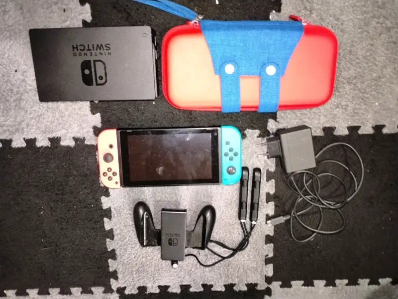 Consola Nintendo Switch con Joy-Con azul y rojo - 2