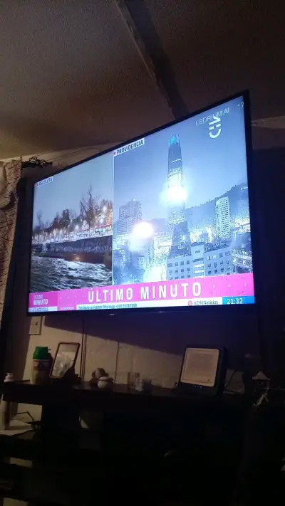 Televisor LED de pantalla plana grande - miniatura 1
