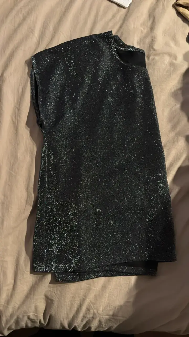 Blusa negro brillante elegante con hombreras