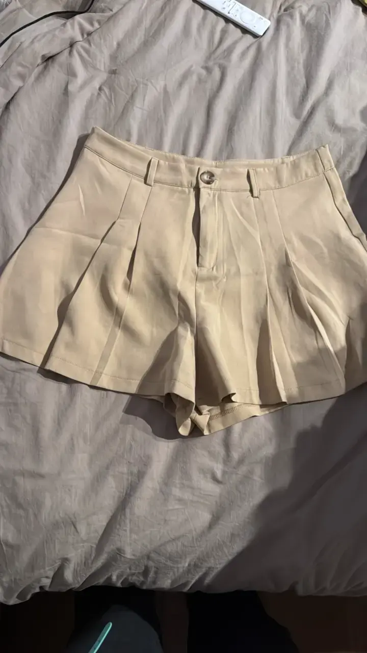 Shorts beige de mujer con pliegues