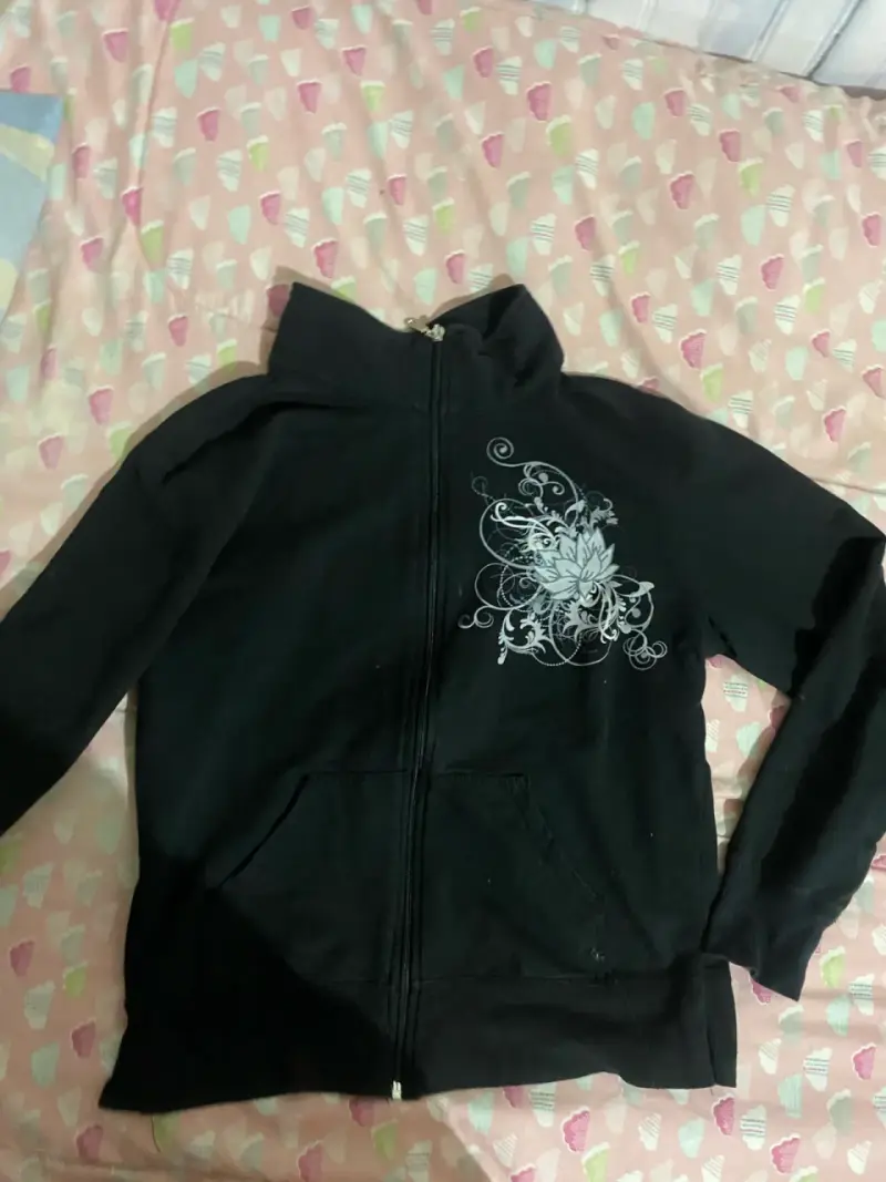Polerón negro con diseño floral - 1