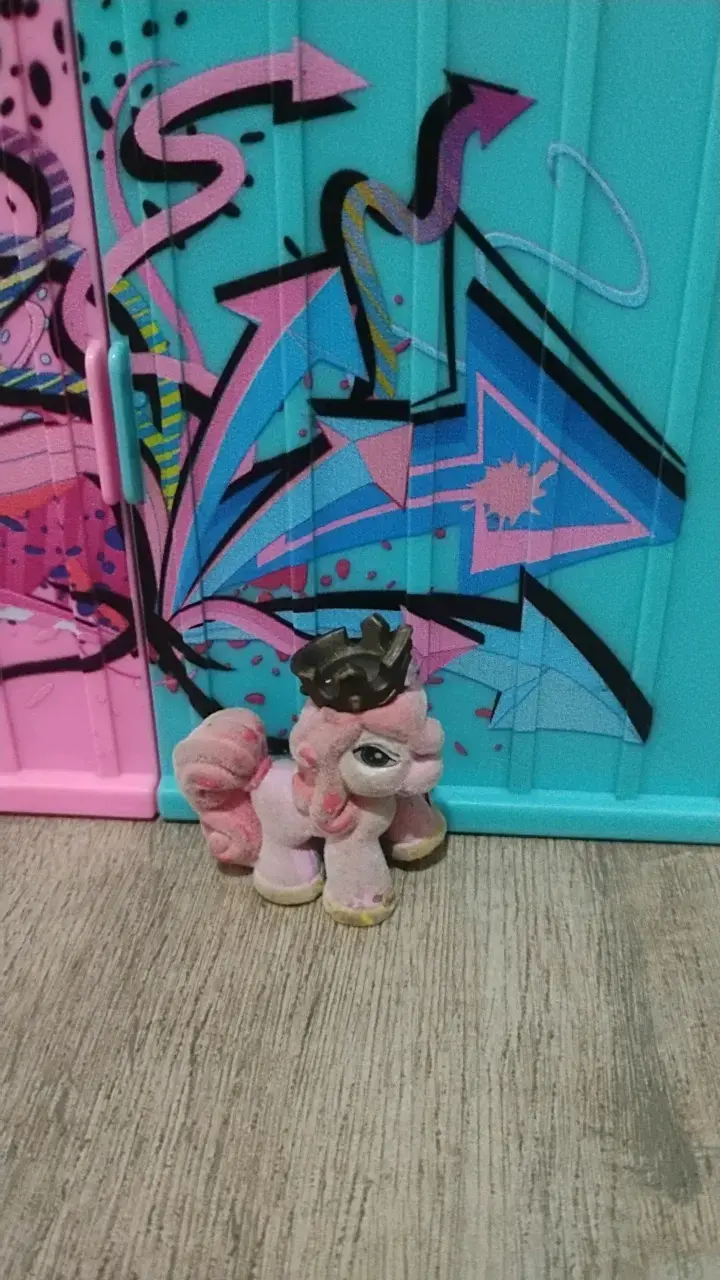 Figura de pony con corona - 1