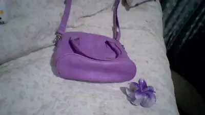 Bolso morado de mano con correa ajustable - miniatura 1