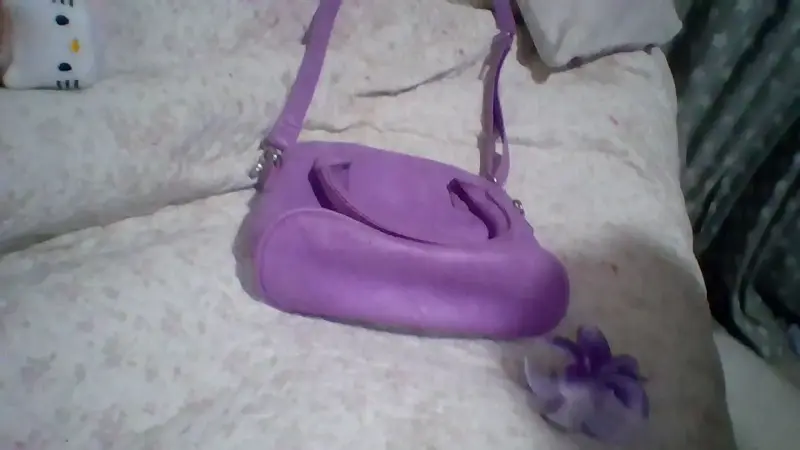 Bolso morado de mano con correa ajustable - 2