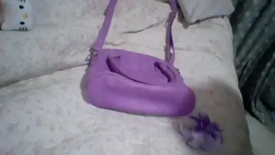 Bolso morado de mano con correa ajustable - miniatura 2