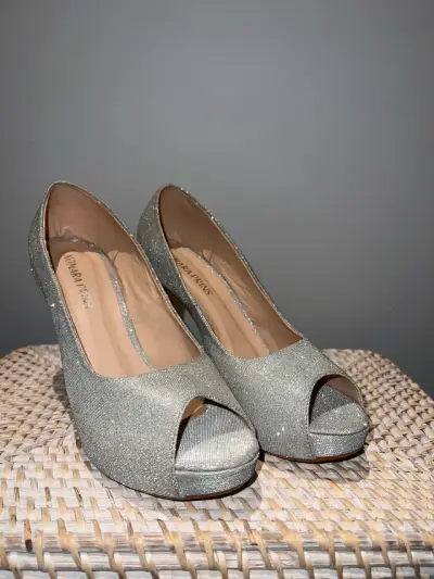 Tacones plateados brillantes con punta abierta - miniatura 1