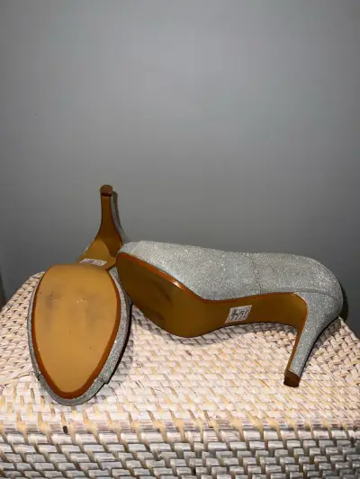 Tacones plateados brillantes con punta abierta - miniatura 2