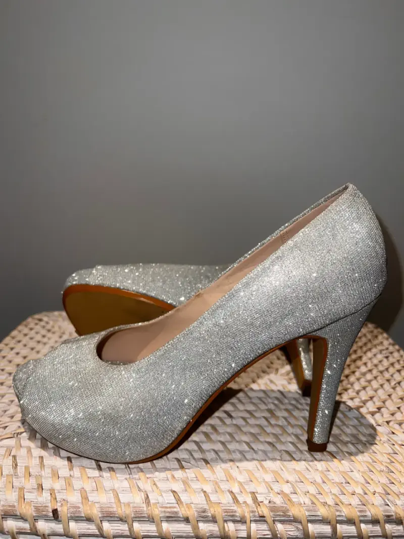 Tacones plateados brillantes con punta abierta - 3