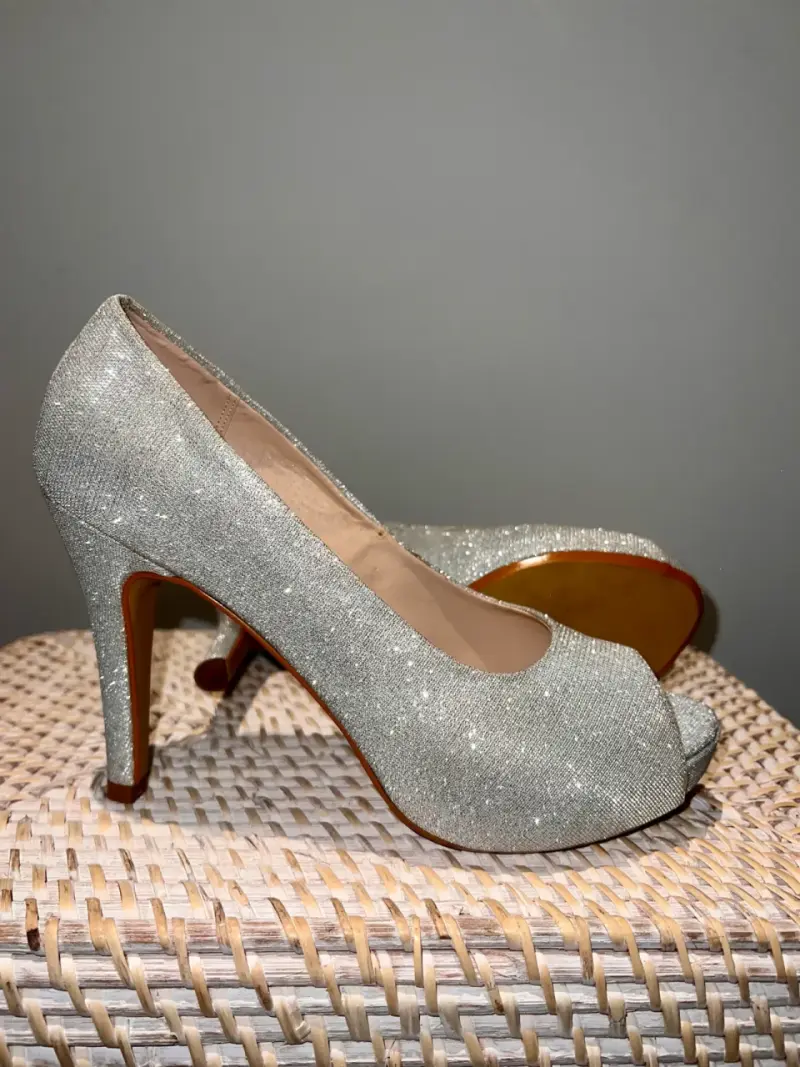 Tacones plateados brillantes con punta abierta - 4